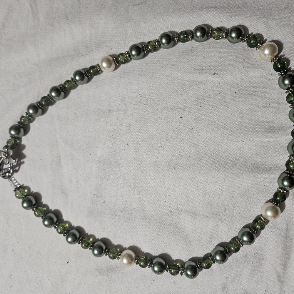 Elegant Green and Silver Beaded Necklace